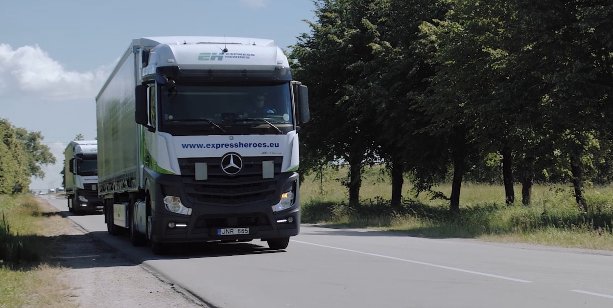 Ciężarówki jadące trasą drogową w ramach międzynarodowego transportu towarów